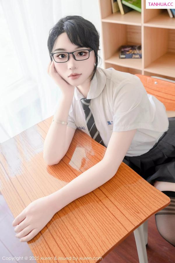  [XiuRen]高清写真图 2025.07.10 No.10530 汐汐爱吃草莓 学妹服饰第11张图片